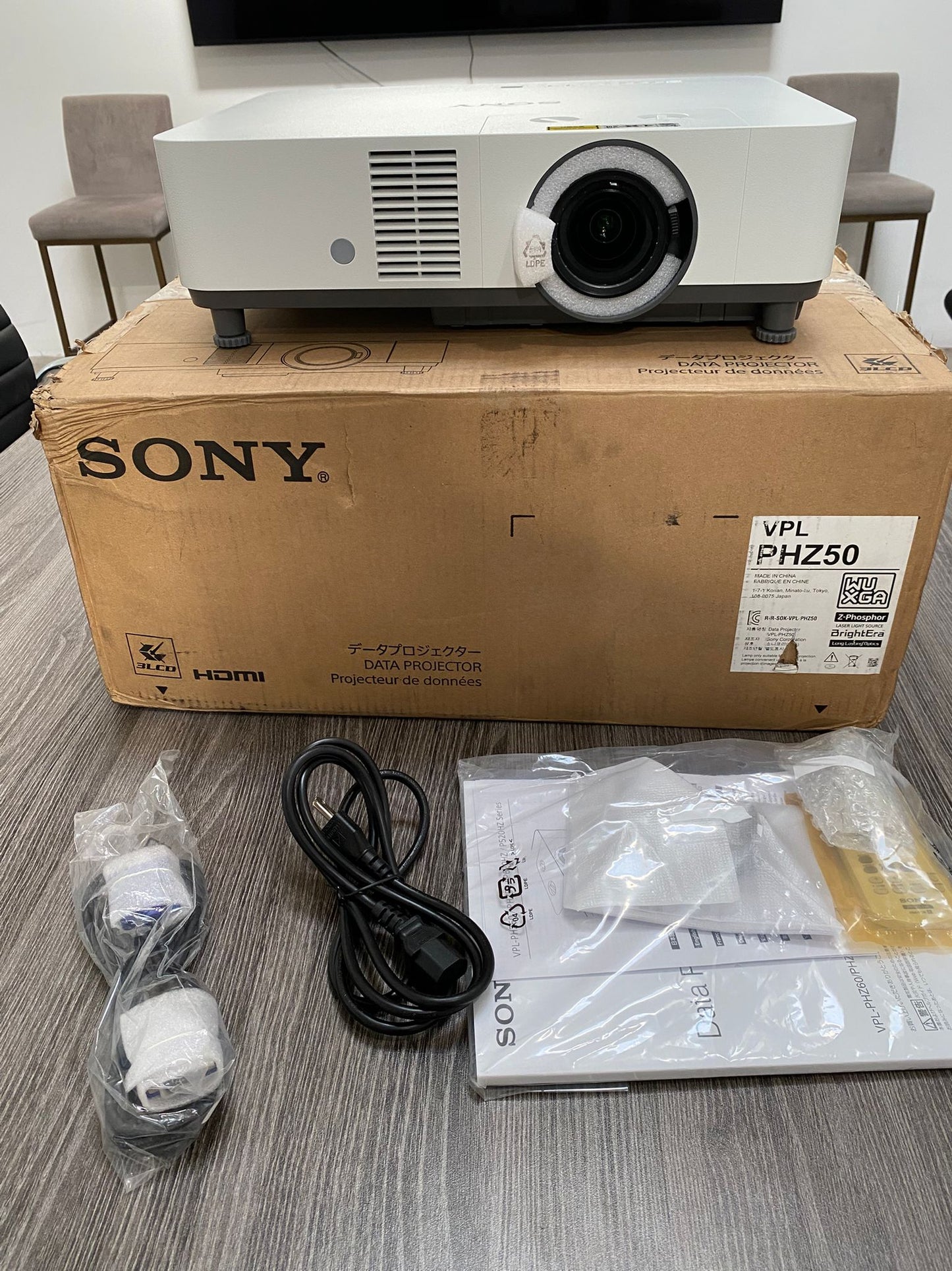 SONY VPL-PHZ50 - Like New Condition